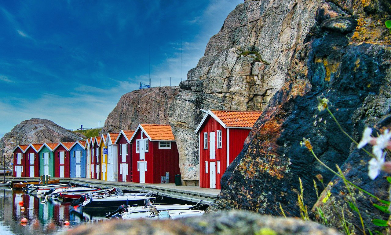Cabanes multicolores en bois au fond du port de Smögen en Suède